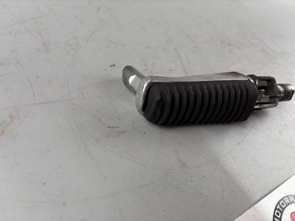 Yamaha FZS600 Fazer RJ02 Fußraste Foot Hangers Step rechts right vorne front