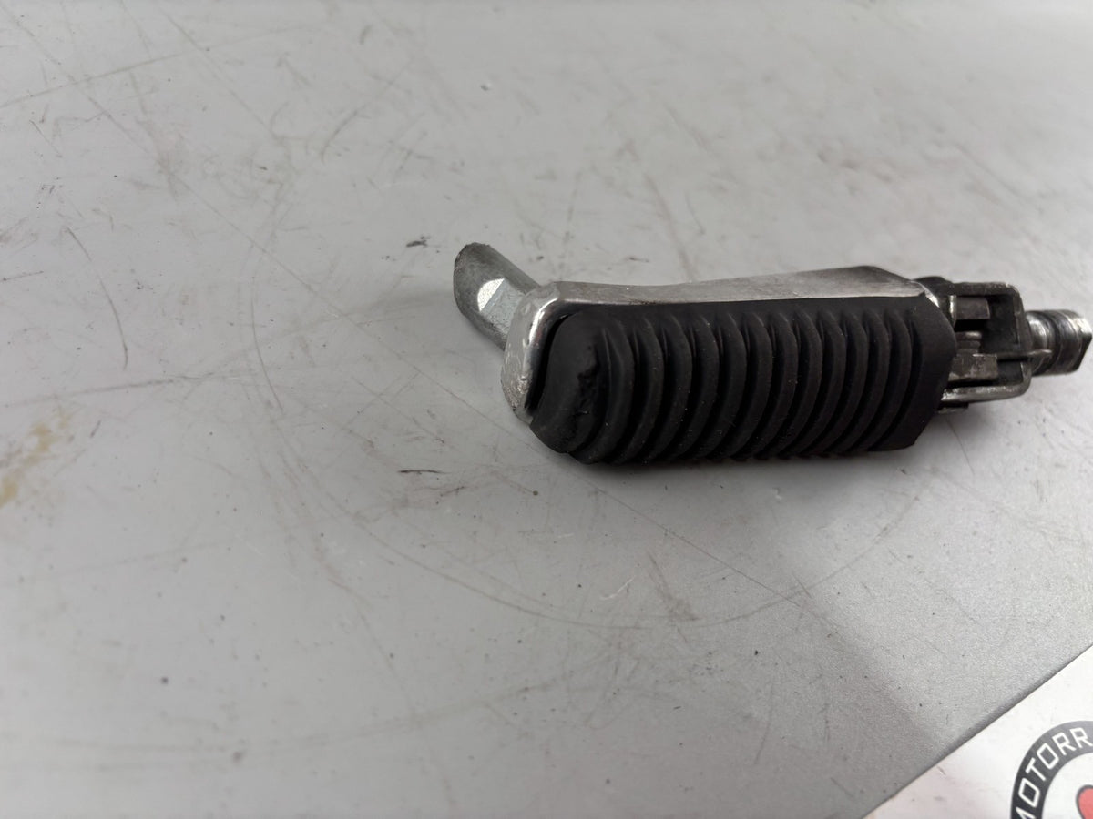 Yamaha FZS600 Fazer RJ02 Fußraste Foot Hangers Step rechts right vorne front