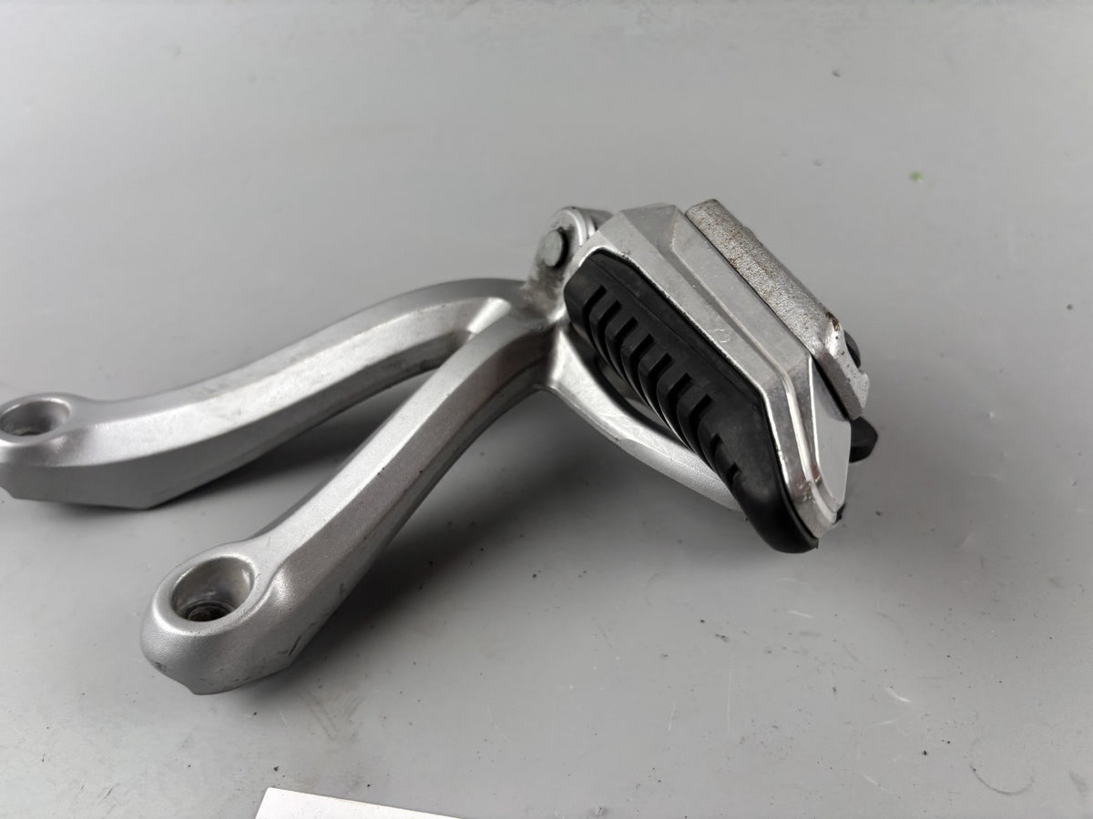 Suzuki GSX 650 F FA WVCJ Soziusfußraste Foot Step Hanger Beifahrer hinten rechts