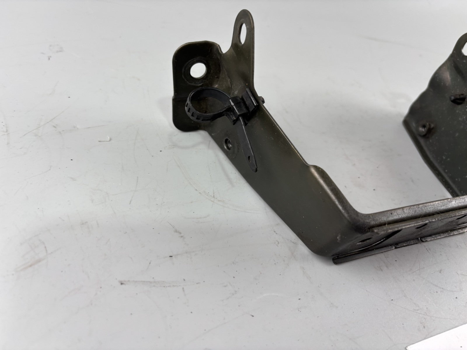 Suzuki GSX 750 F AK11 Halterung Tankhalter Halter Kraftstofftank Befestigung