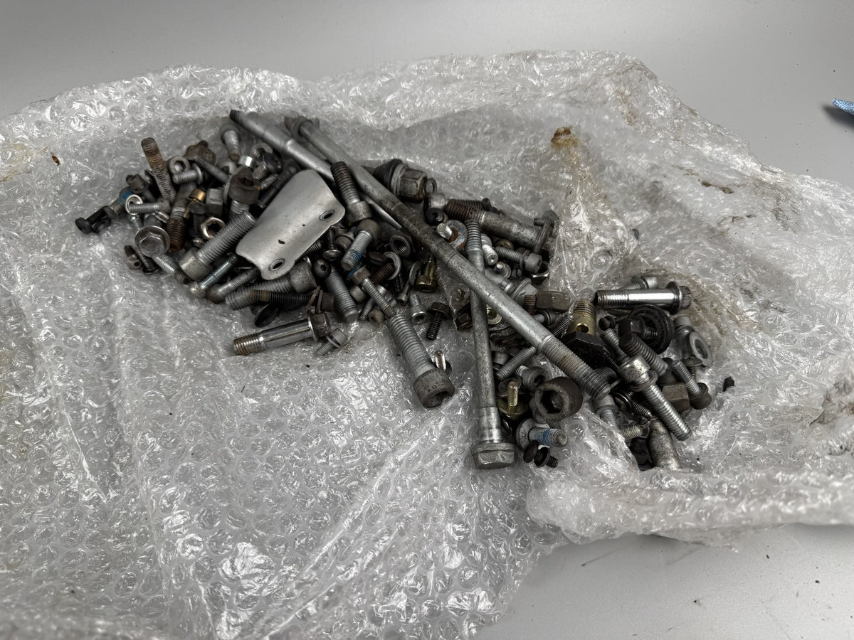 Suzuki GSX 750 AE Inazuma Schraubensatz Screws Reste