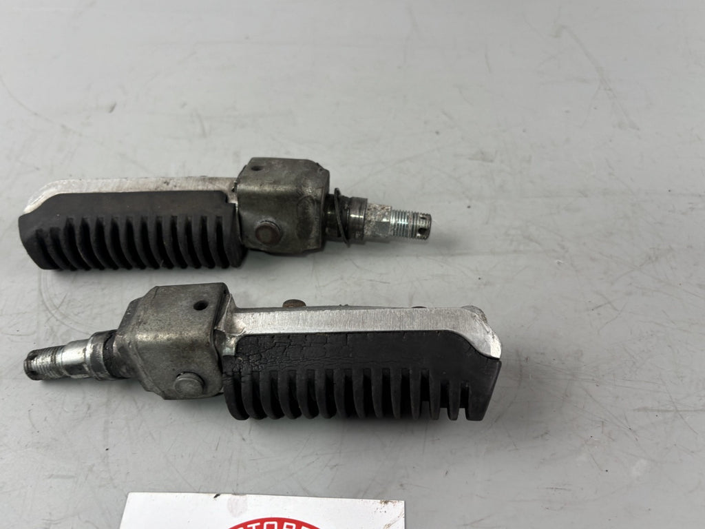 Suzuki RF 600 R GN76A Fußraste Fußrasten vorne front Step Hangers