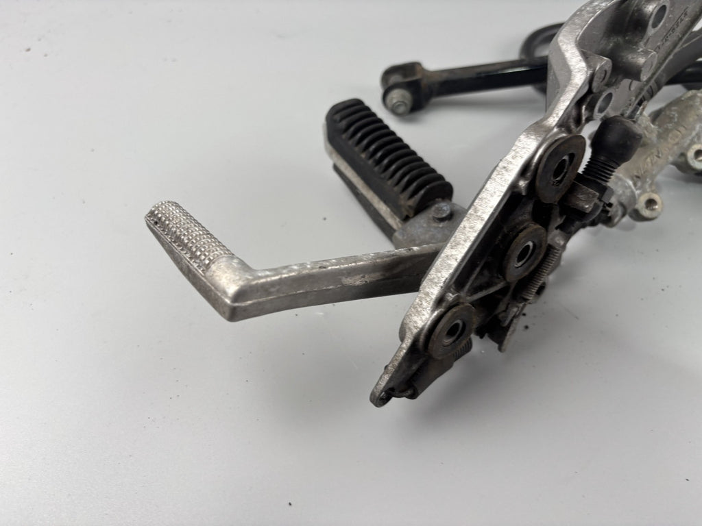 Suzuki GSF600 GN77B Bremsanlage Bremse Brake Sattel Pumpe hinten back Fußraste
