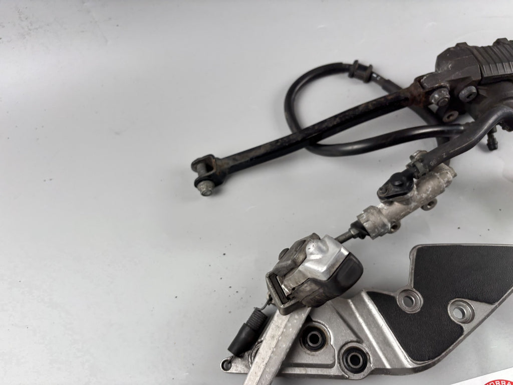 Suzuki GSF600 GN77B Bremsanlage Bremse Brake Sattel Pumpe hinten back Fußraste