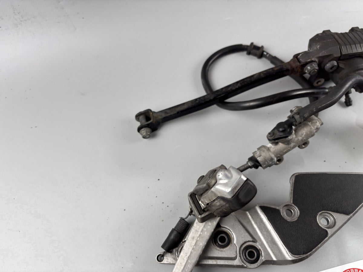Suzuki GSF600 GN77B Bremsanlage Bremse Brake Sattel Pumpe hinten back Fußraste