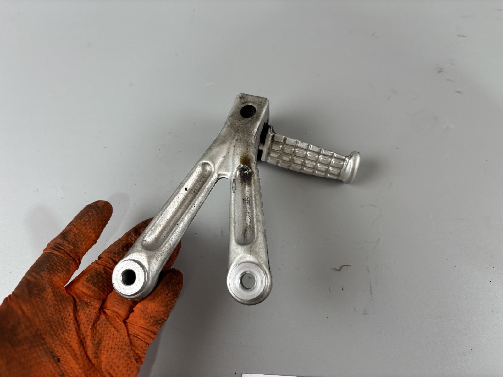 Triumph Daytona 955 T 595 Soziusfußraste Fußraste Foot Hangers links left