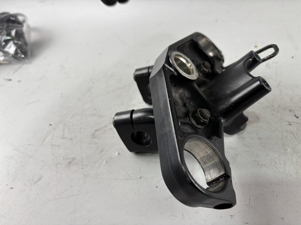 Yamaha FZS600 Fazer RJ02 Gabelbrücke Bridge Lenker Verbindung