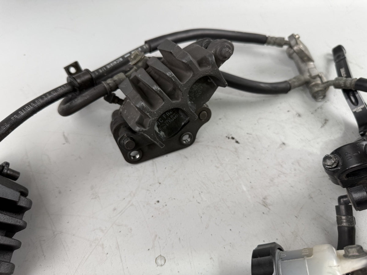 Suzuki SV650 S AV Bremsanlage Bremse Brake front vorne Bremssattel Bremspumpe