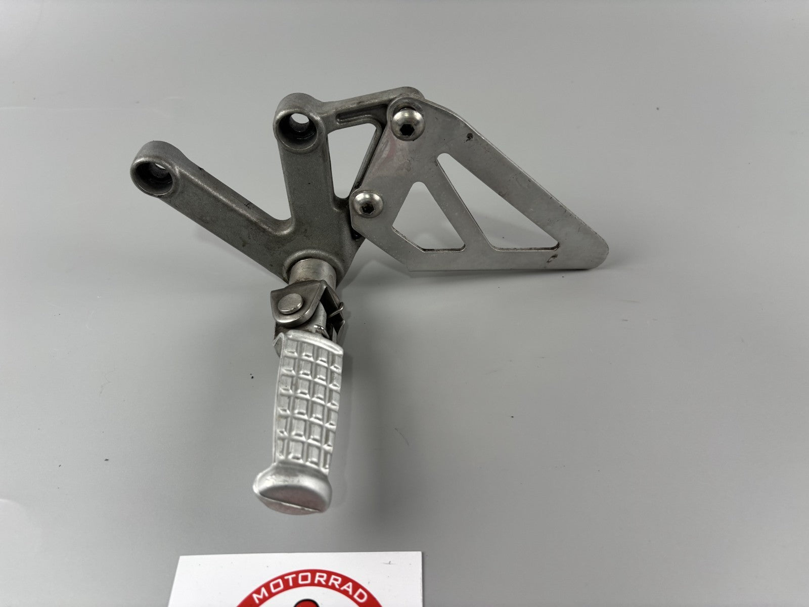 Triumph Daytona 955i T595 N 2002  Fussraste Halter vorne links Fußrastenanlage