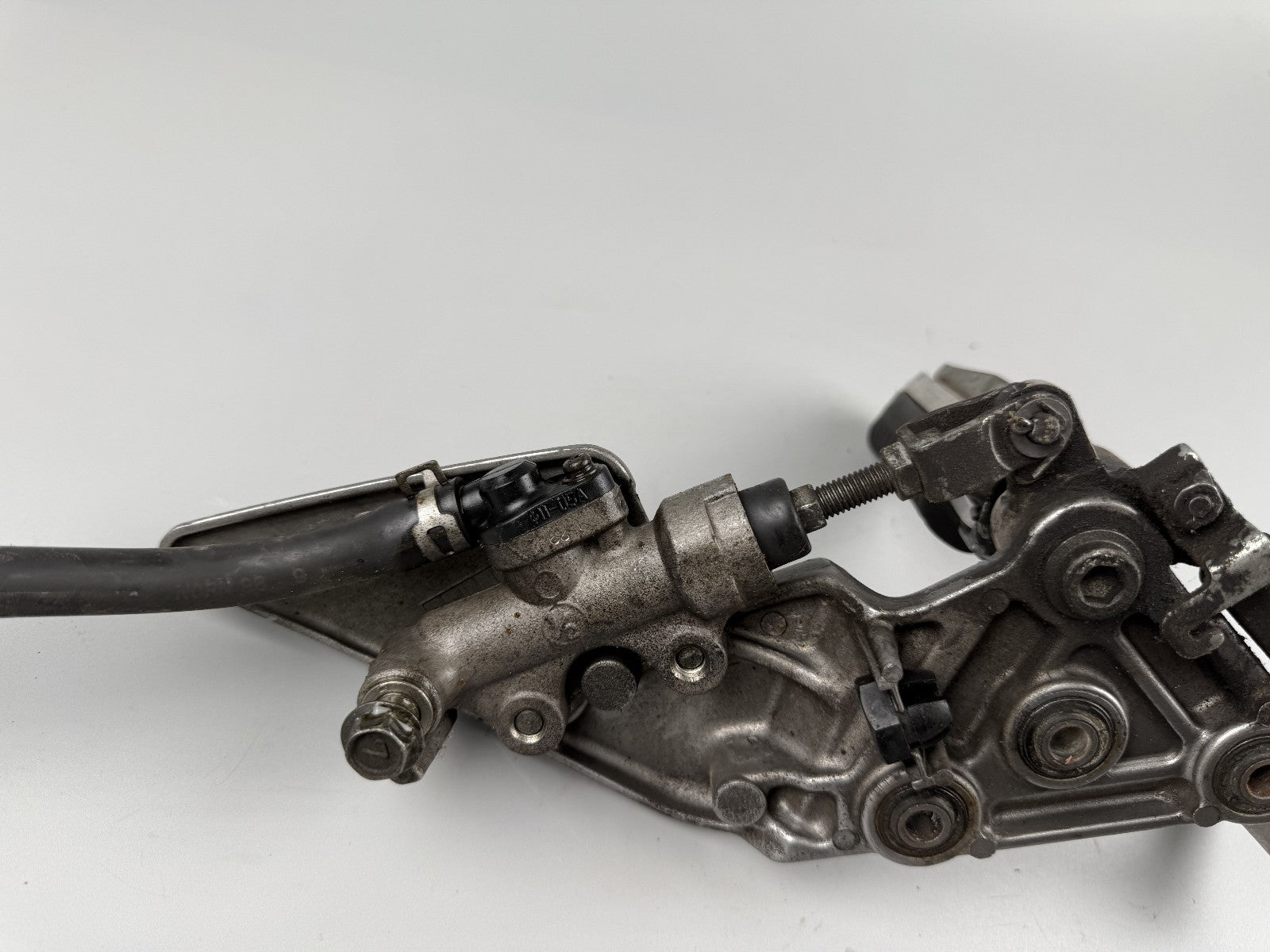 Suzuki GSF600 GN77B Bremspedal Bremspumpe Fußraste rechts right Behälter Brake