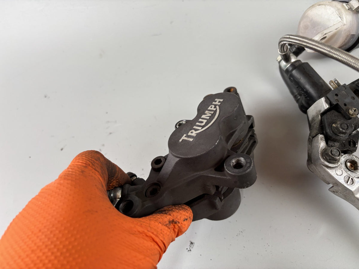 Triumph Daytona 955 T 595 Bremsanlage Bremse Brake Sattel Pumpe front vorne