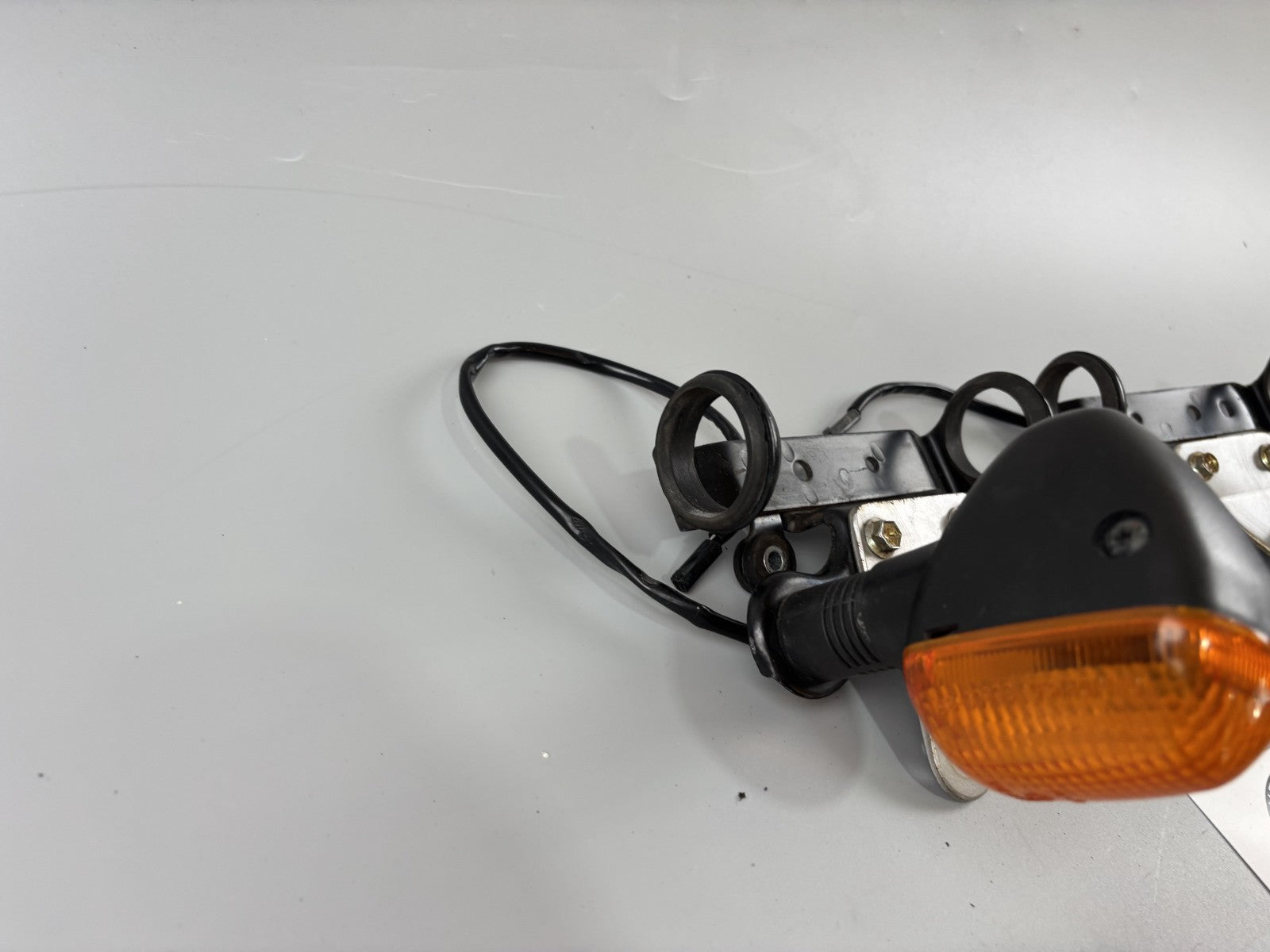 Suzuki GS 500 EU GM51B Blinker Signal Licht Lampe vorne front Halterung Holder