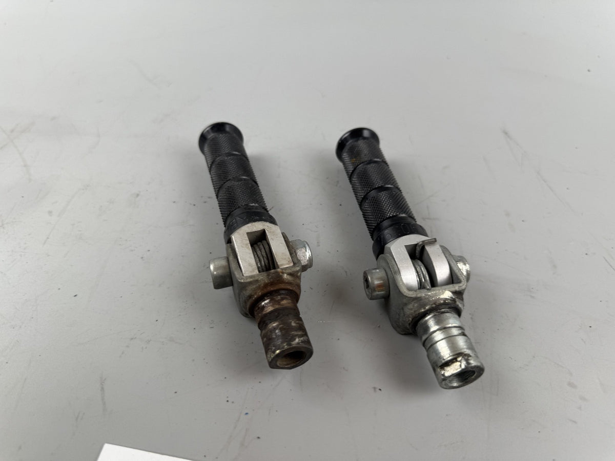 Yamaha XJR1300 RP02 Fußrasten Hangers vorne front rechts links
