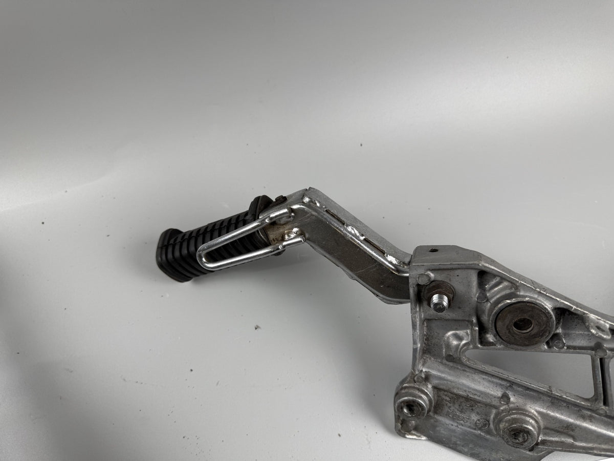 Kawasaki ER 5 ER500A Fußrastenanlage Fußraste Step Hangers Halteplatte rechts