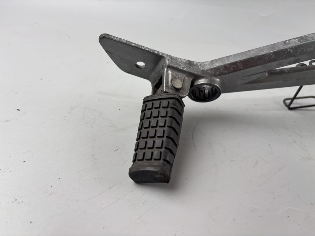 Kawasaki ER 5 EX500A Fußrastenanlage Fußraste Step Hangers Halteplatte rechts