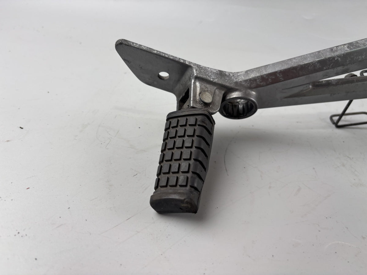 Kawasaki ER 5 EX500A Fußrastenanlage Fußraste Step Hangers Halteplatte rechts