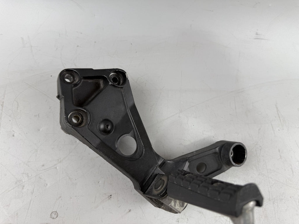 Triumph Daytona 1200 T300D Fußrastenanlage Halterung Fußraste Foot Hangers links
