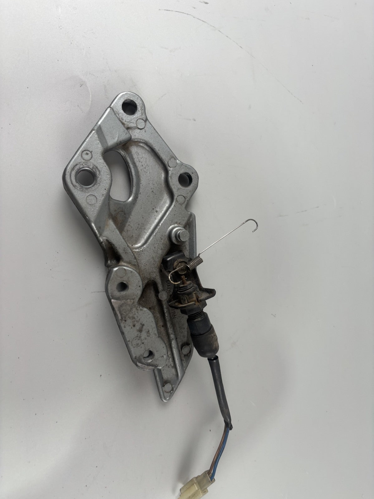 Kawasaki ZZR600D ZX600D Fußrastenhalteplatte Foot Hangers Holder rechts right