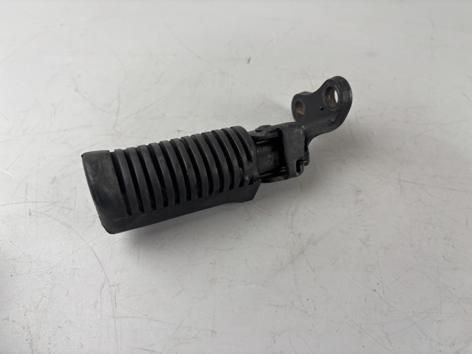 Yamaha XS400 2A2 Fußraste vorne front Hanger Step links left