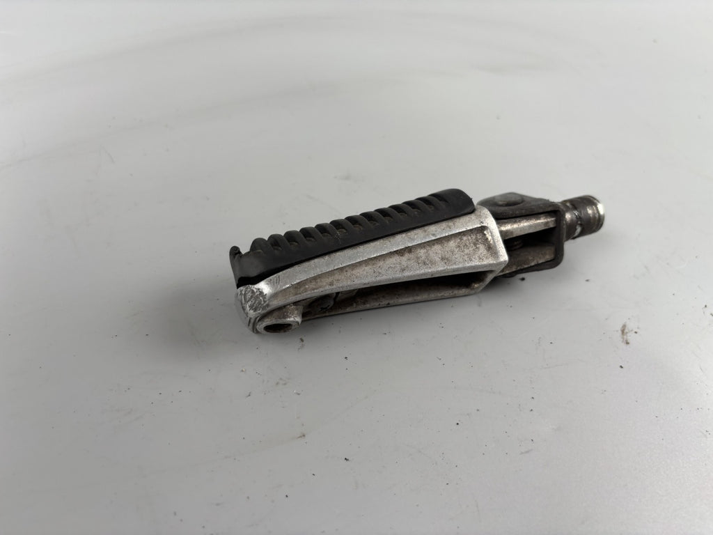 Yamaha FZS600 Fazer RJ02 Fußraste Foot Hangers Step rechts right vorne front