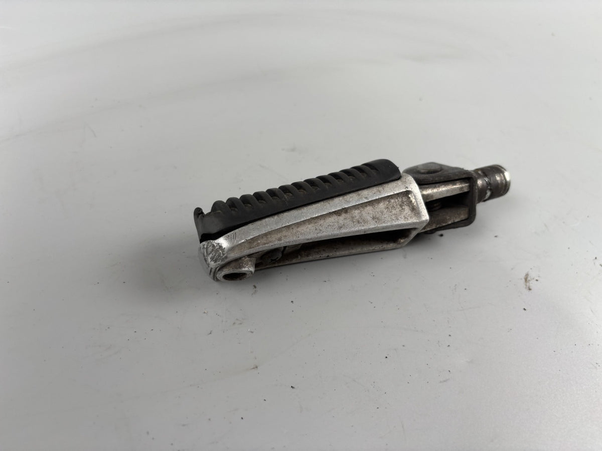 Yamaha FZS600 Fazer RJ02 Fußraste Foot Hangers Step rechts right vorne front