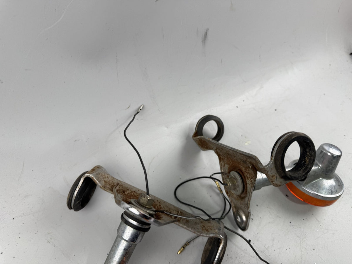 Suzuki GN250 NJ42A Blinkerpaar Blinker turn Signal vorne Halterung Scheinwerfer