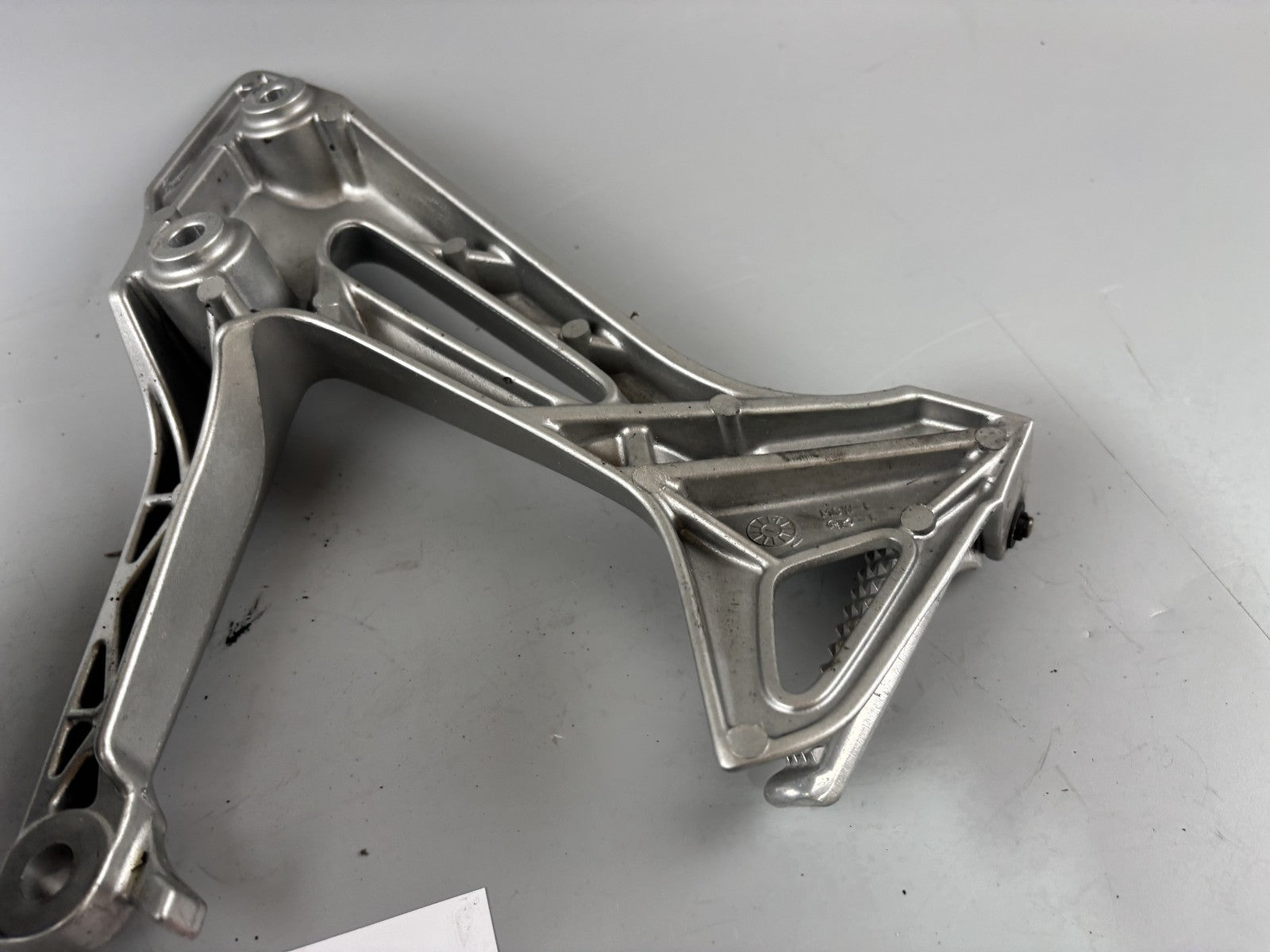 Honda VFR800 RC46/2 VTEC Soziusfußraste links left Hangers Fußraste