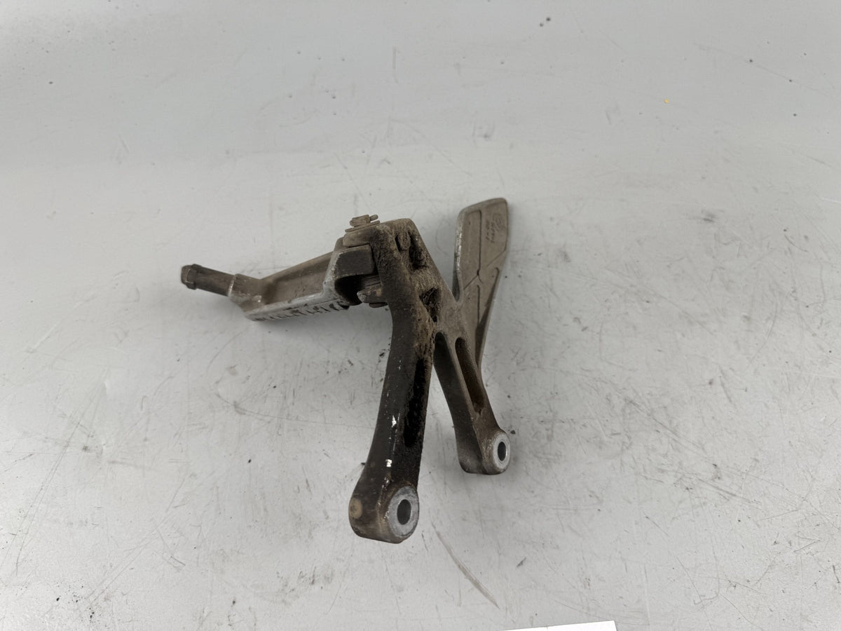 Honda VFR750 F RC36/1 Fußraste vorne links Foot Step Hangers front left