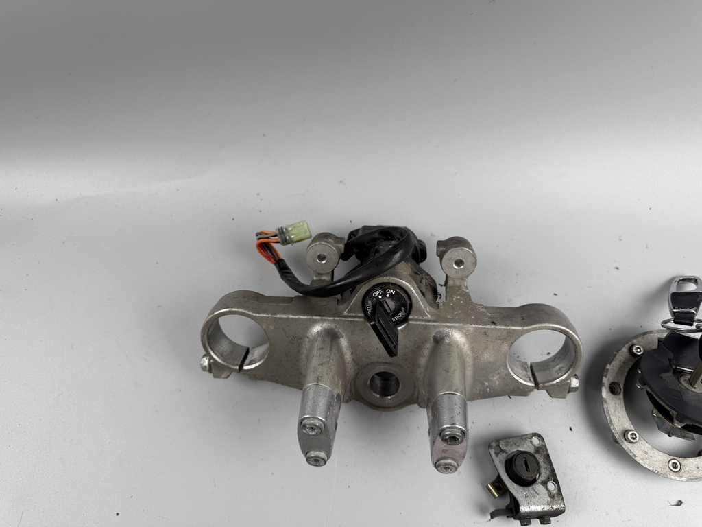 Suzuki GSX 750 AE Inazuma Schlosssatz Key Zündschloss Tankschloss Lock