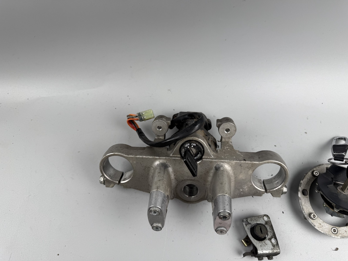 Suzuki GSX 750 AE Inazuma Schlosssatz Key Zündschloss Tankschloss Lock