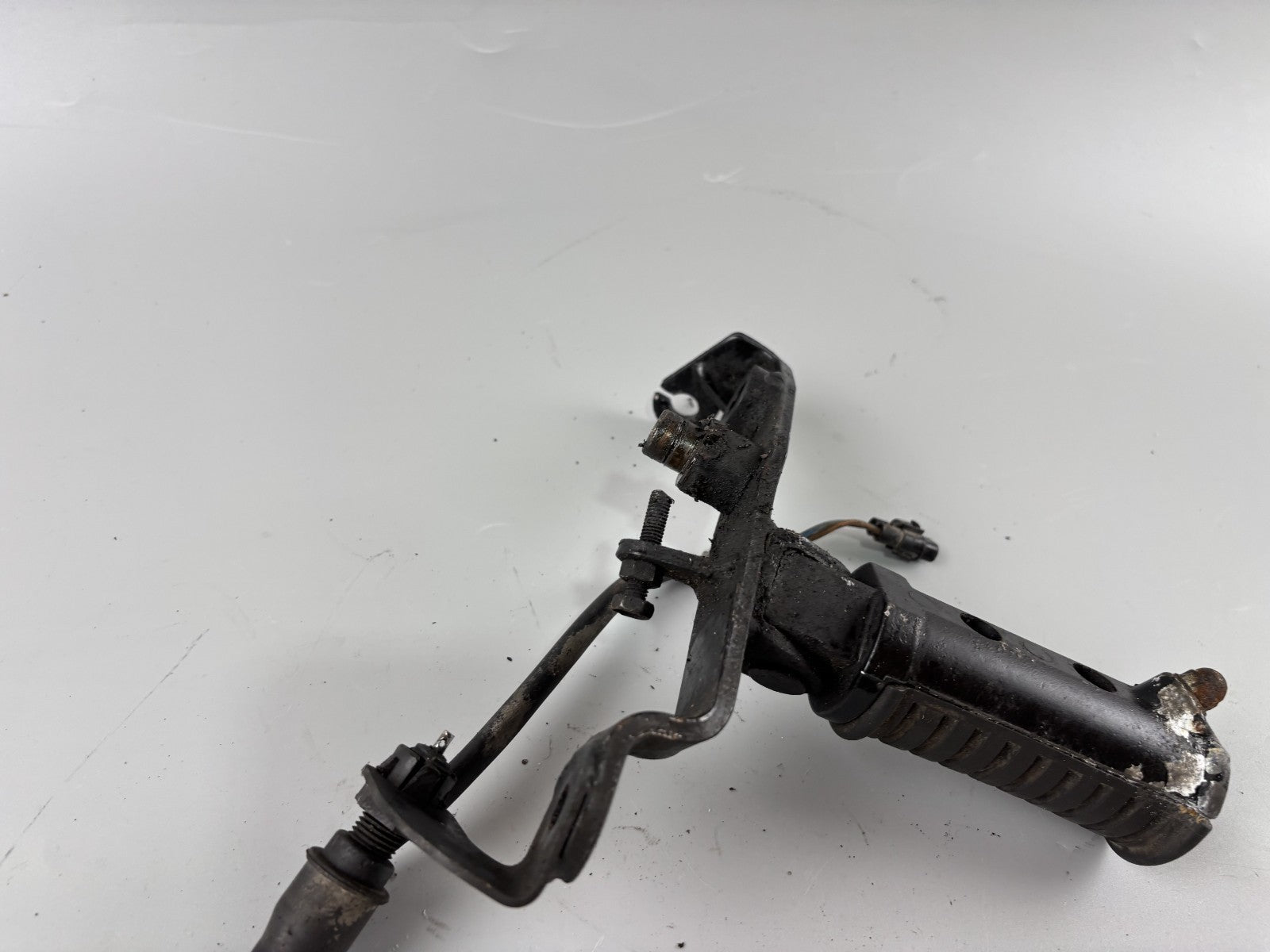 Kawasaki BN125A EL125 Eliminator Fußraste Hangers Foot Step vorn links left