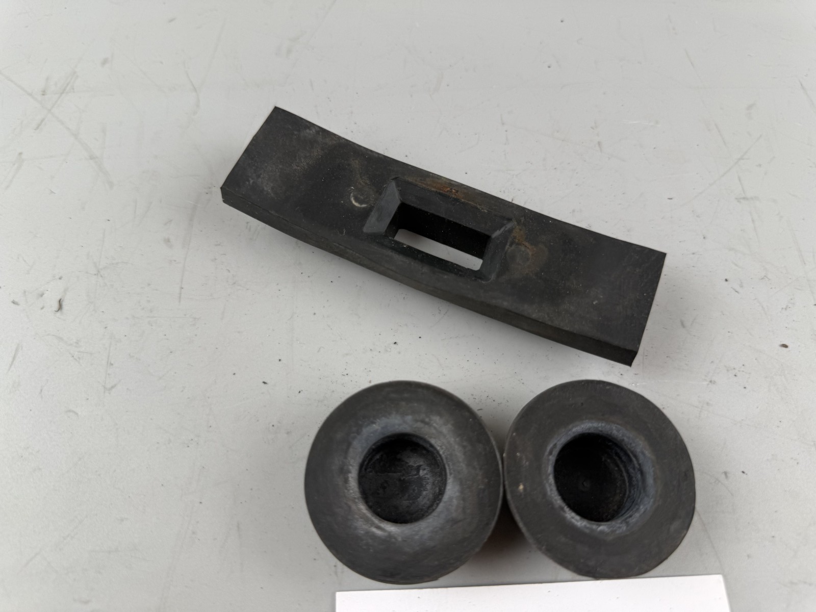 Yamaha XJR1300 RP02 Tankgummi Vibrationsschutz Holder Halter Rubber Gummi