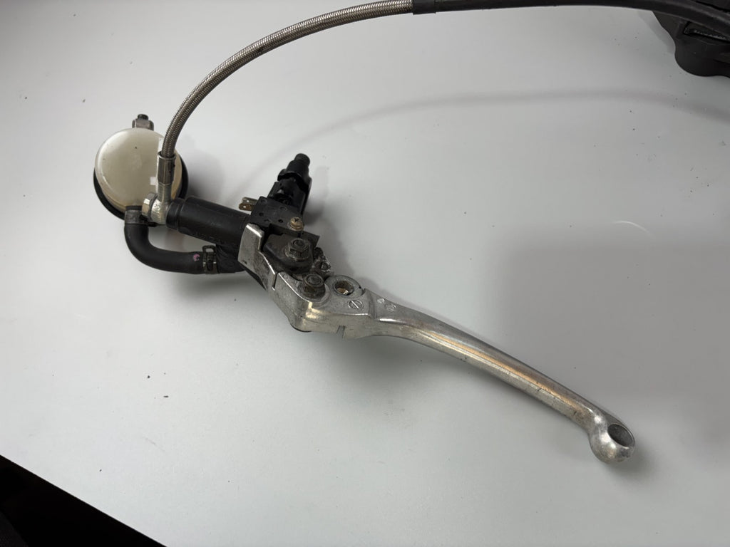 Triumph Daytona 955i T595 N 2002 Bremsanlage Brake Bremse Sattel Pumpe vorn