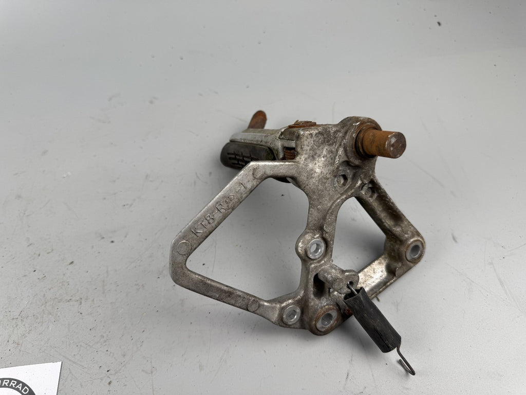 Honda CBR 600 F PC19 Fußrasten Footsteps Hangers rechts right Träger Halteplatte