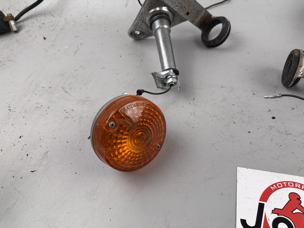Suzuki GN250 NJ42A Blinkerpaar Blinker turn Signal vorne Halterung Scheinwerfer