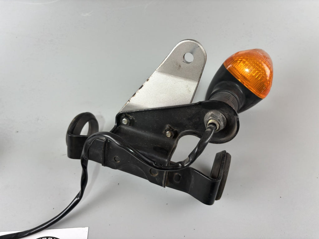 Suzuki GS 500 EU GM51B Blinker Signal Licht Lampe vorne front Halterung Holder