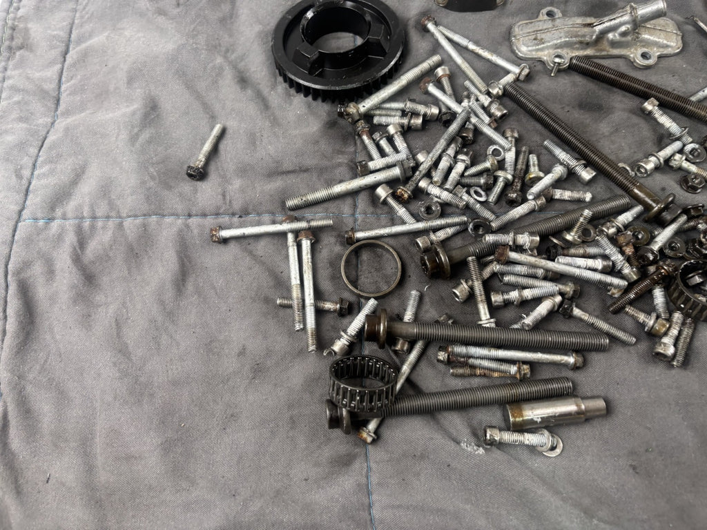 BMW F800 S ST Motor Engine Schrauben Reste Screws