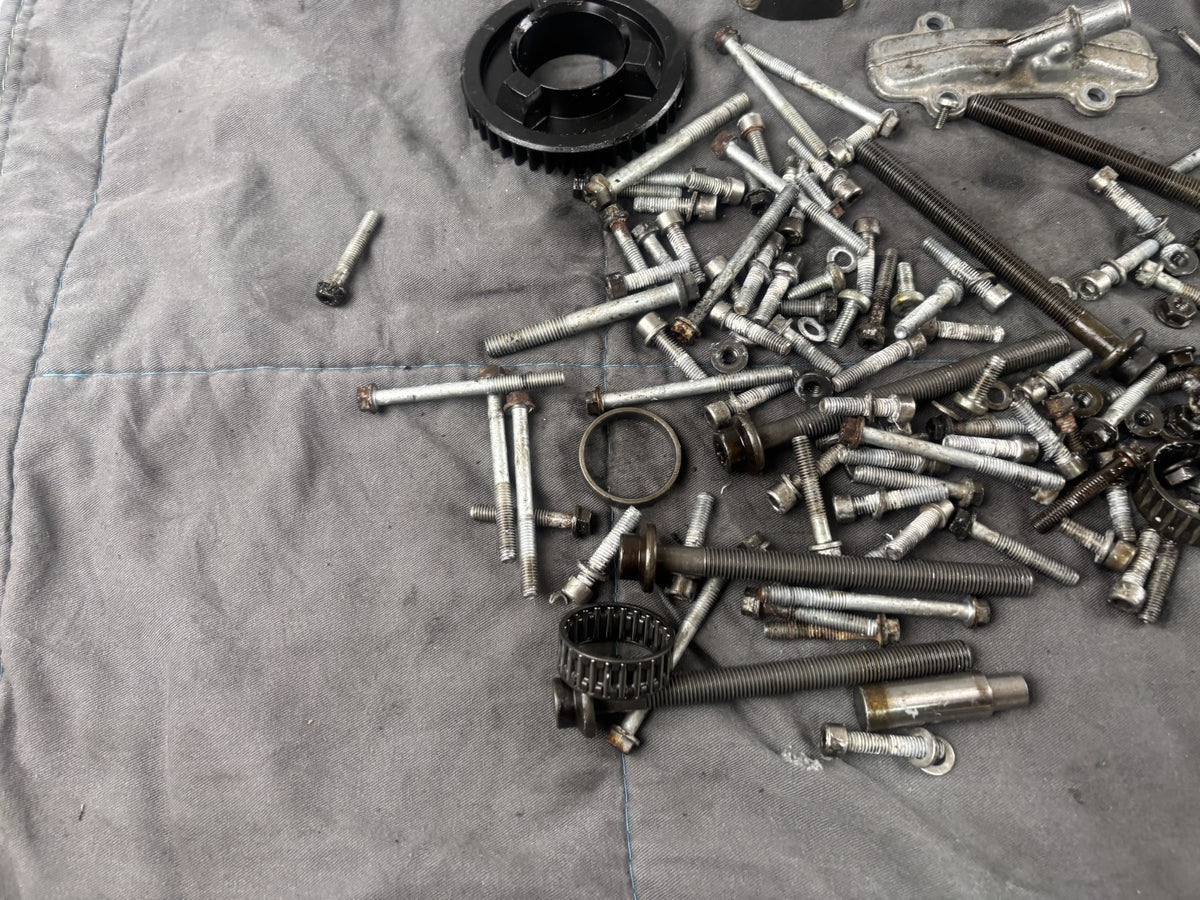 BMW F800 S ST Motor Engine Schrauben Reste Screws