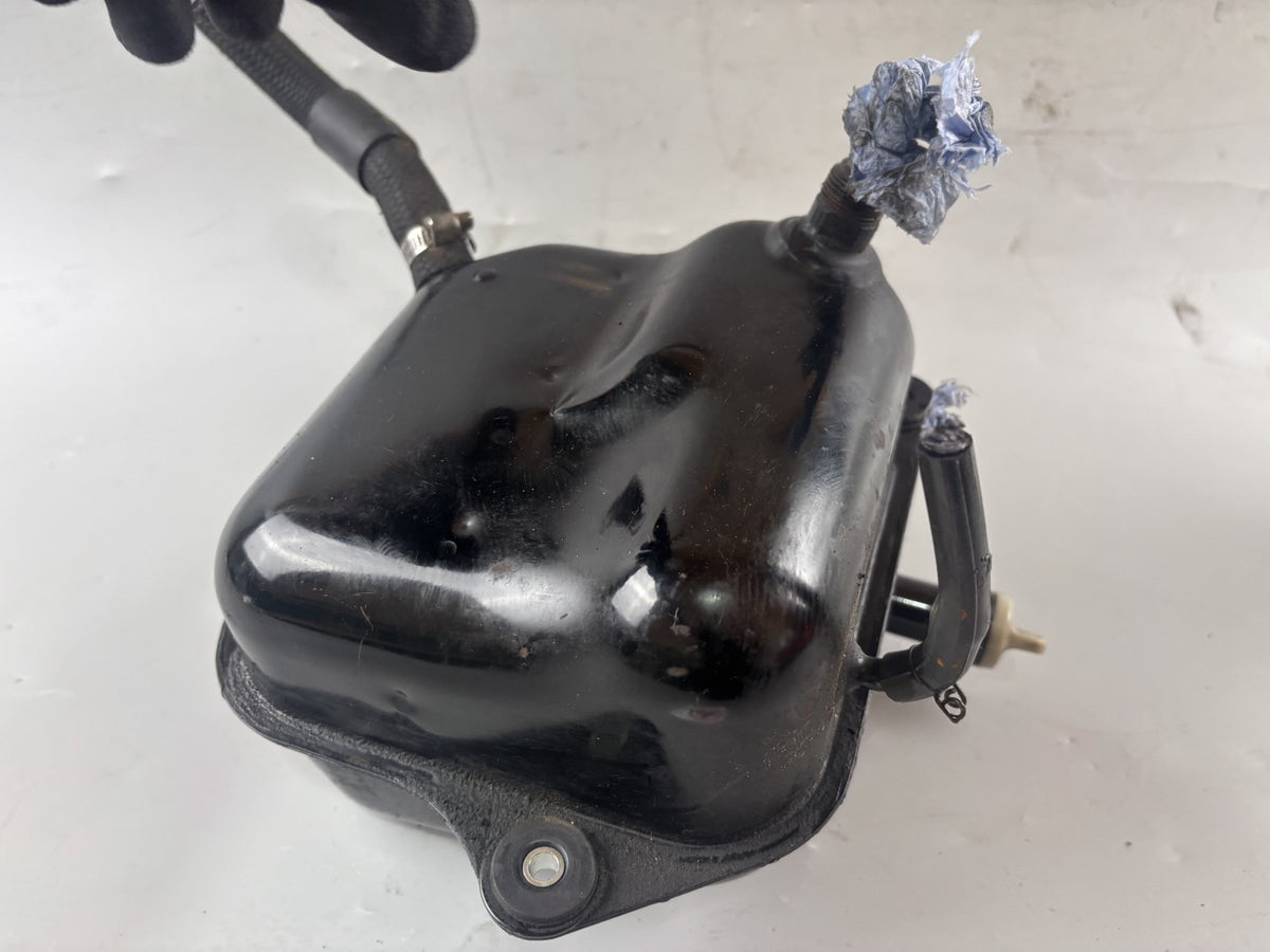 Yamaha TDM 850 3VD Öltank Ölbehälter Tank Motoröltank oilWird