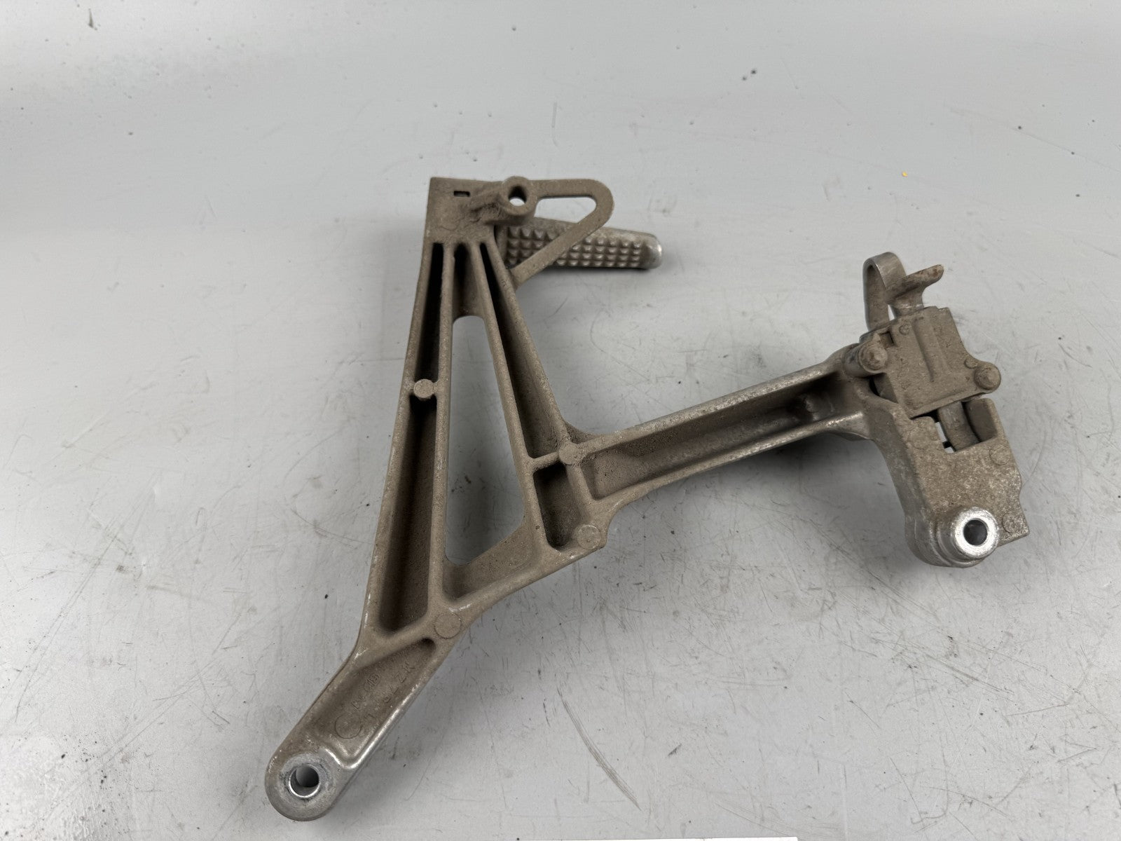Honda VFR750 F RC36/1 Fußraste hinten links Foot Step Hangers back left