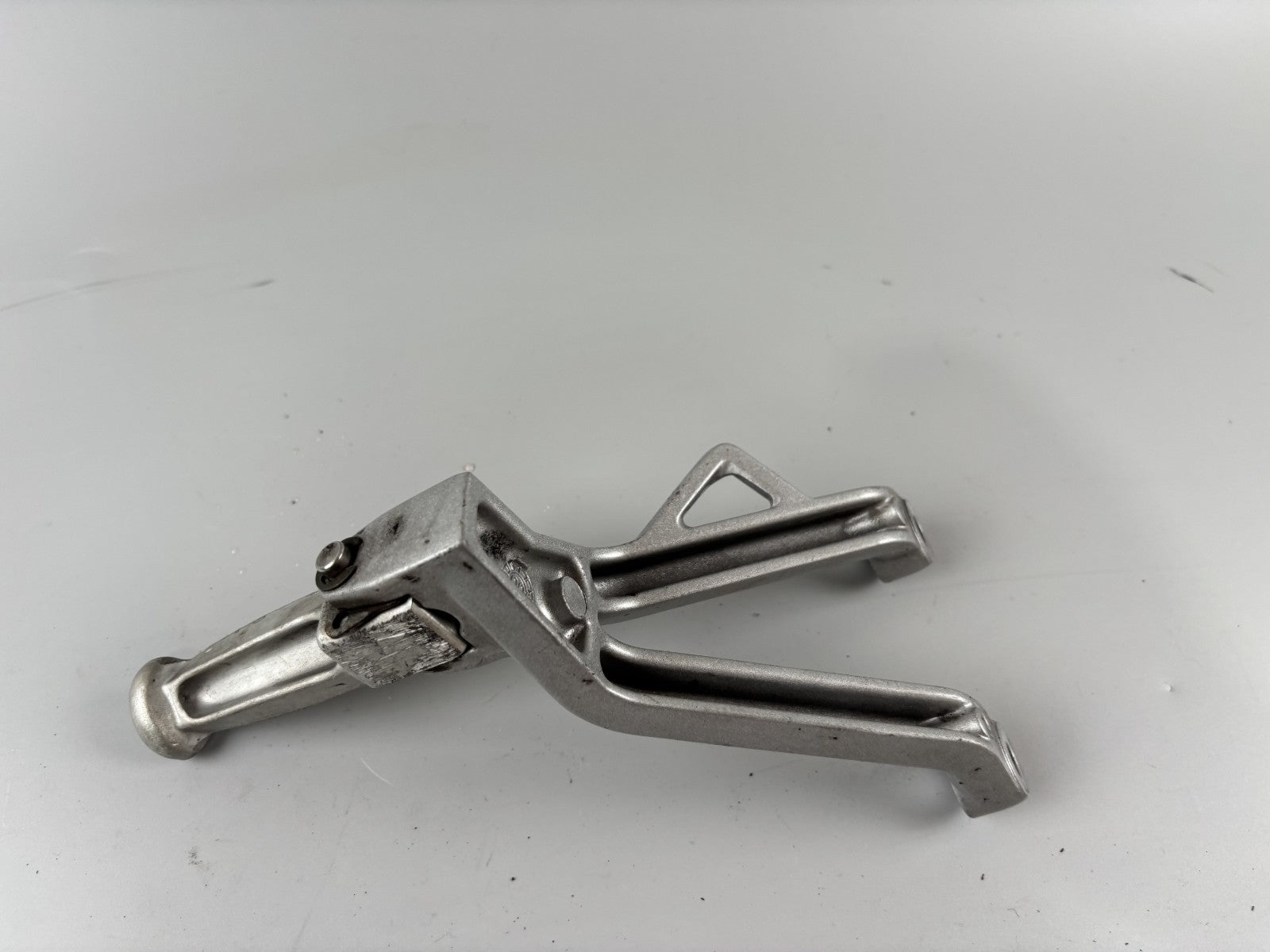 Triumph Daytona 955i T595 N 2002 Soziusfußraste hinten rechts Fußrastenanlage