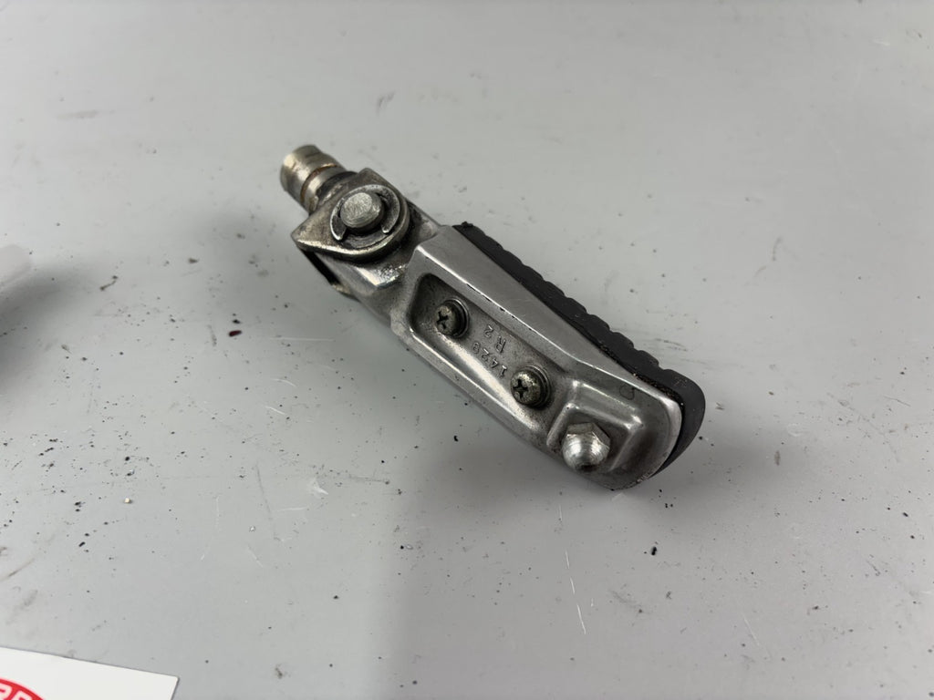 Kawasaki ZRX1100 ZRT10C Fahrerfußrasten Foot Step Hangers Driver vorne front
