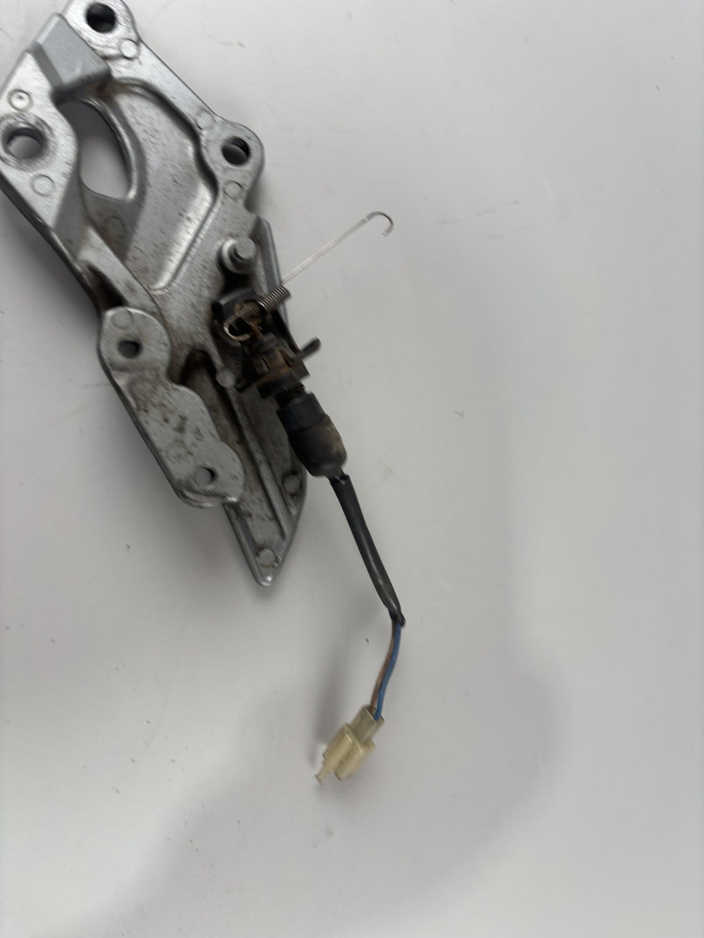 Kawasaki ZZR600D ZX600D Fußrastenhalteplatte Foot Hangers Holder rechts right