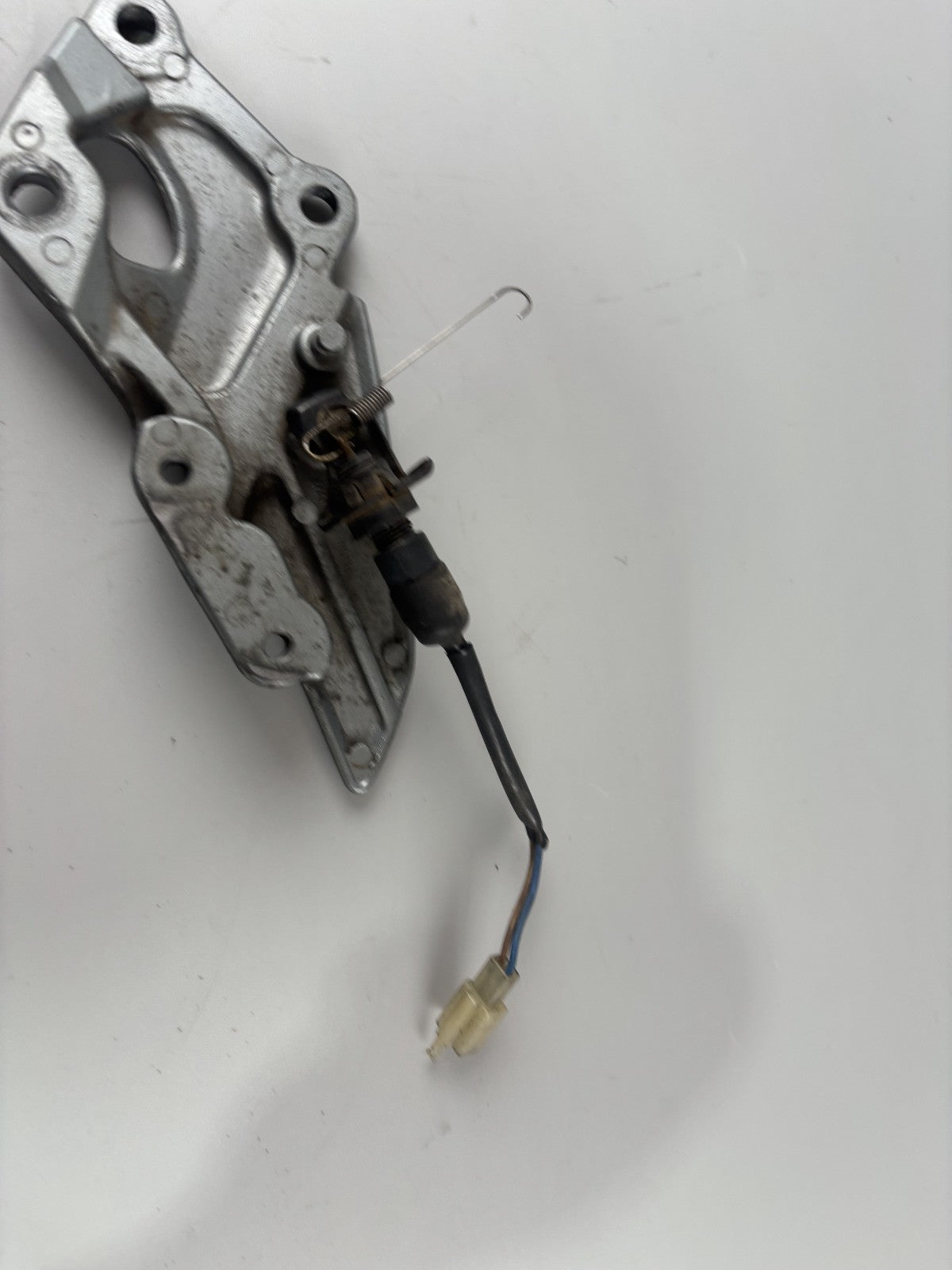 Kawasaki ZZR600D ZX600D Fußrastenhalteplatte Foot Hangers Holder rechts right