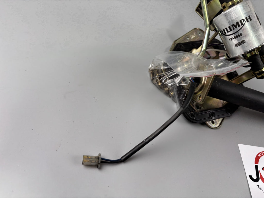 Triumph Daytona 955i T595 N 2002 Benzinpumpe Kraftstoffpumpe petrol pump Hahn
