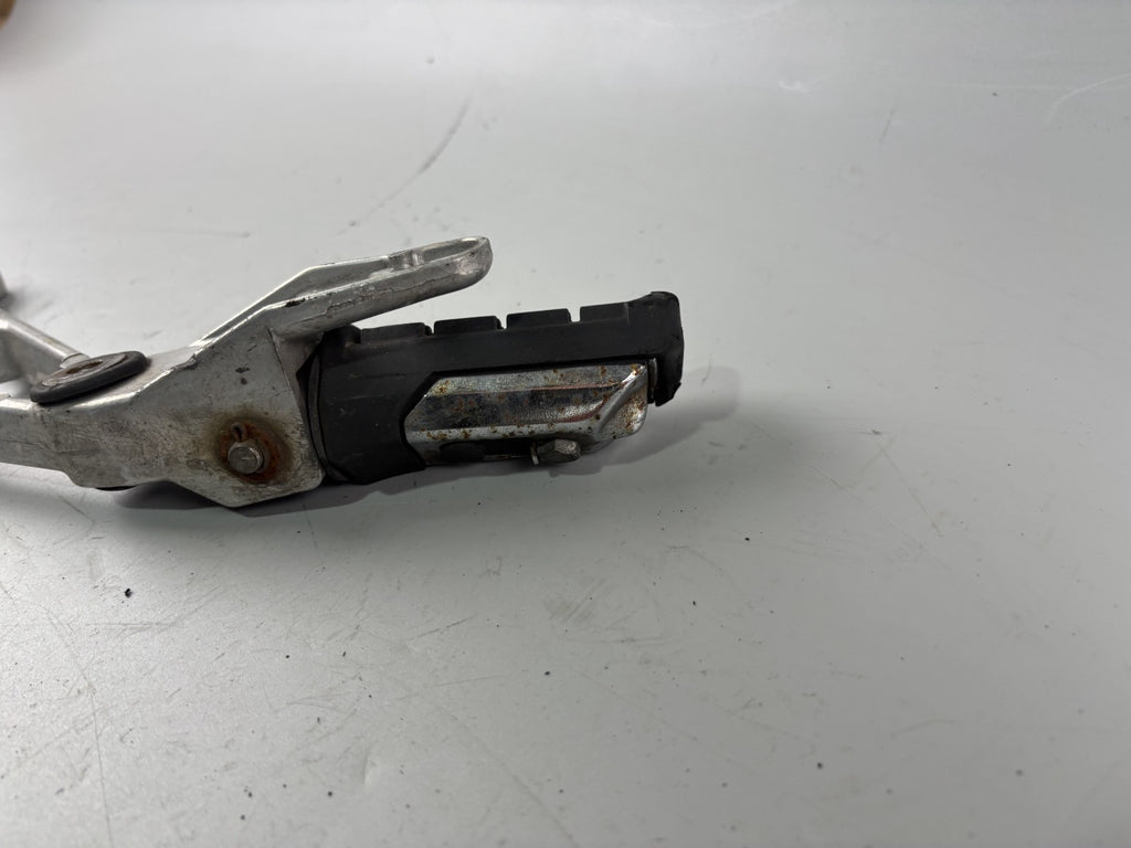 Honda VF 750 F RC15 Fußrastenanlage Fußraste Halteplatte rechts right