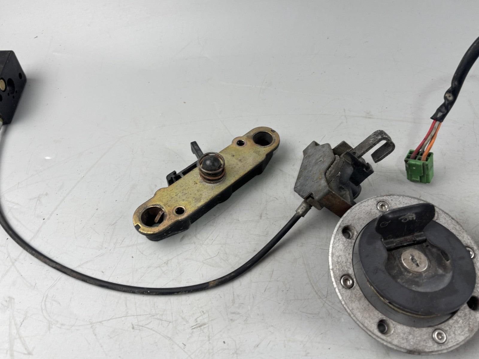 Suzuki RF 600 R GN76A Schlosssatz Key Lock Zündschloss Sitzbank Tannkschloss