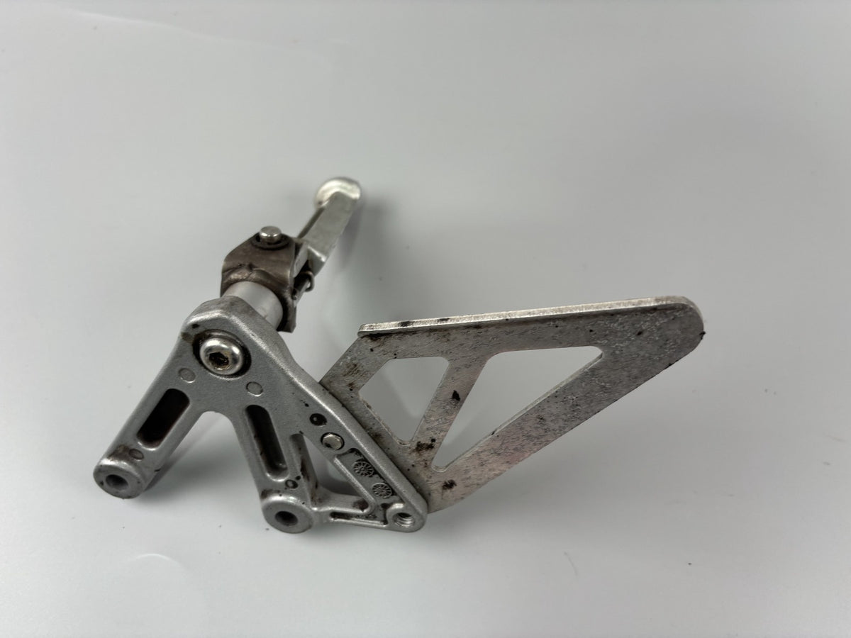 Triumph Daytona 955i T595 N 2002  Fussraste Halter vorne links Fußrastenanlage