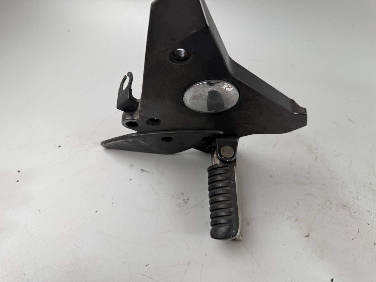 Kawasaki ZR-7 ZR750F Fußraste vorne Fußrastenanlage front links left Hangers