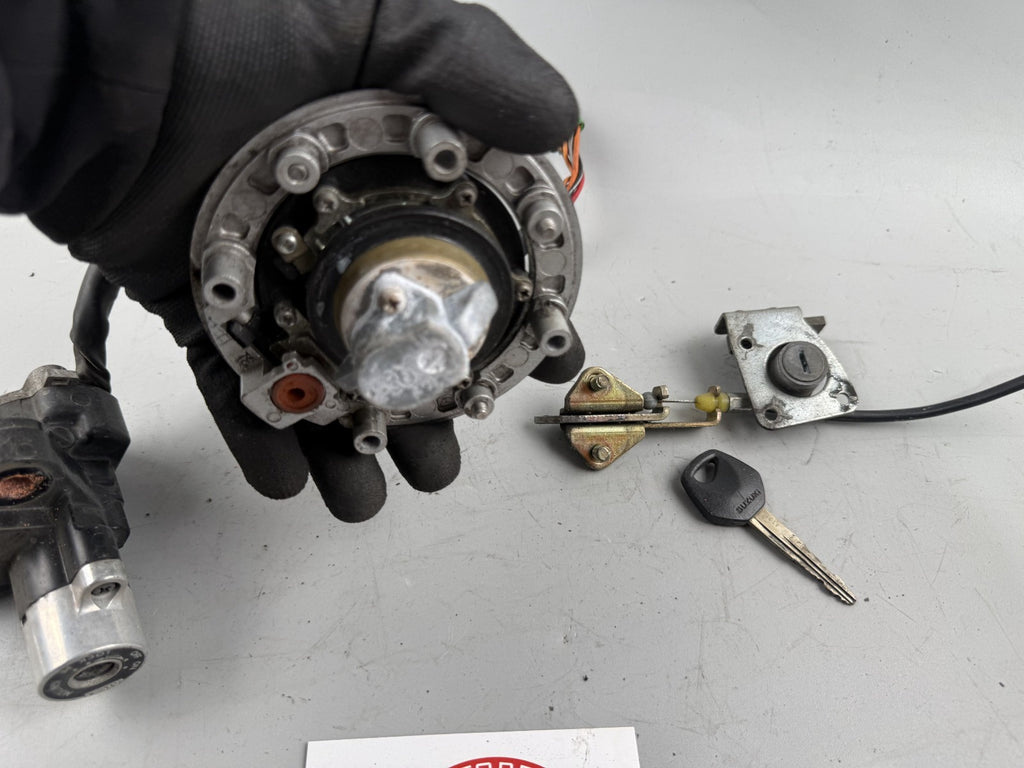 Suzuki GSX 750 AE Inazuma Schlosssatz Key Zündschloss Tankschloss Lock